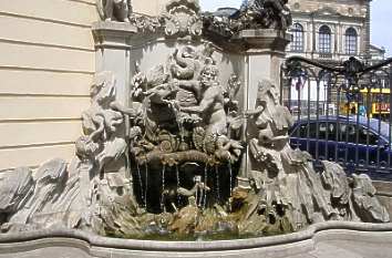Brunnen am Taschenbergpalais