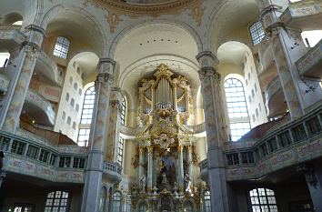 Frauenkirche Inneres mit Orgel