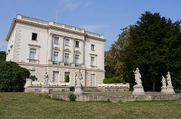 Weißes Haus im agra-Park Markkleeberg