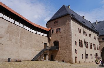Burghof und Wehrmauer Schloss Rochlitz