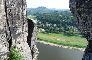 Blick durch Felsen auf die Elbe