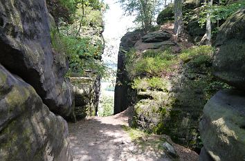 Blick durch eine Schlucht auf dem Pfaffenstein