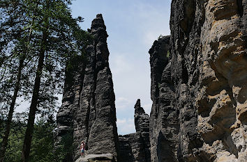 Weg zu den Herkulessäulen im Tal der Biela mit Kletterer