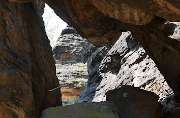 Felstor auf Wanderweg im Bielatal