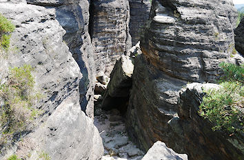 Schlucht im Tal der Felstürme in Bielatal