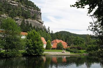 Teich vor Berg Oybin