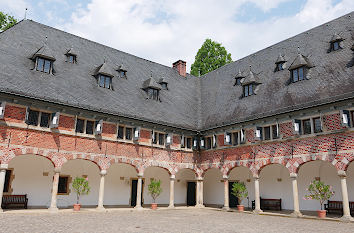 Innenhof Schloss Reinbek mit Arkaden