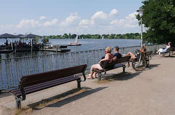 Bänke an der Außenalster in Hamburg