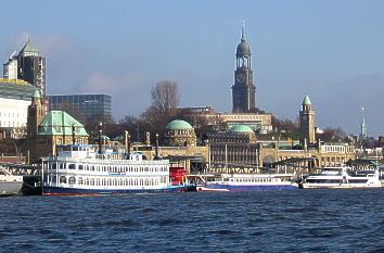 Hamburger Hafen mit Michel