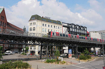 Hamburger Hochbahn U3 am Hafen