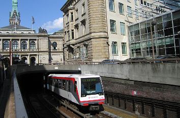 U-Bahn Linie 3 hinter Rathaus
