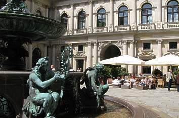 Hamburger Rathaus: Hof mit Brunnen