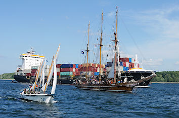 Starker Schiffsverkehr Kieler Förde