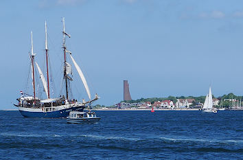 Schiffe und Marinen-Ehrenmal Laboe in der Kieler Förde