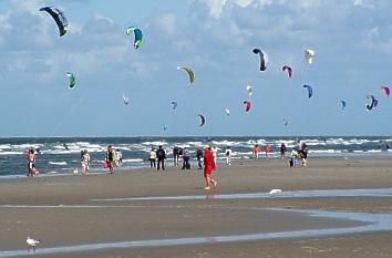 Badestrand mit Kitesurfer in Sankt Peter-Ording