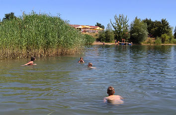 Kinder im Badesee Leubingen