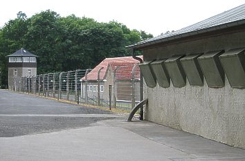 Lagerzaun und Zellenbau mit versperrten Fenstern