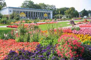 Großes Blumenbeet und Ausstellungshalle ega