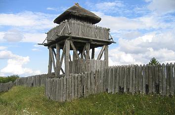 Wachturm und Wall mit Palisaden Funkenburg