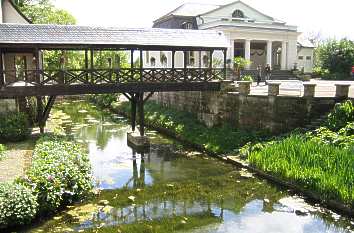 Brücke über den Wassergraben und das Liebhabertheater