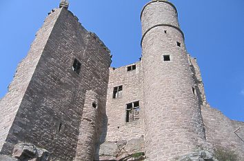 Hohe Mauern auf Felsen