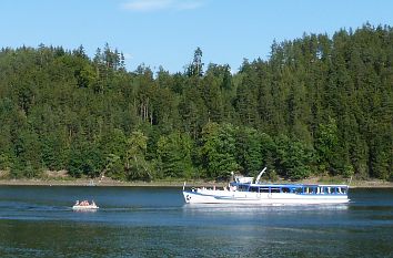 Hohenwartestausee mit Ausflugsschiff