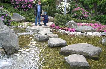 Japanischer Garten: Trittsteine am Wasserfall