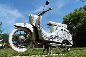 Moped Schwalbe als Kunst in Kleinbreitenbach