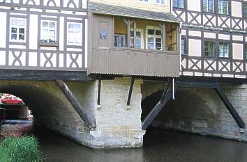 Auf der Krämerbrücke mit Torbogen Ägidienkirche