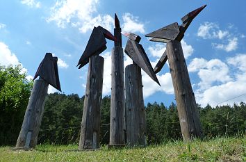 Hölzerne Vögel in Kleinbreitenbach