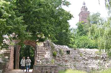 Ruinen der Unterburg mit Denkmal im Hintergrund