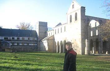 Junge vor der Klosterkirche
