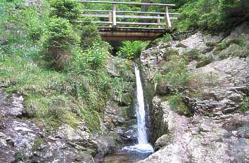 Brücke und Wasserfall im Röllchen