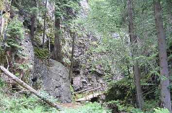 Weg entlang hoher Felswand