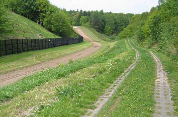 Originaler Grenzzaun mit Kolonnenweg und Kontrollstreifen