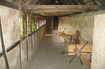 Wehrgang mit Haspelwerk für die Zugbrücke