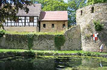 Wehrturm und Burgmauer