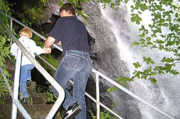 Aufstieg neben dem Wasserfall
