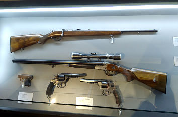 Waffenvitrinen im Museum Suhl
