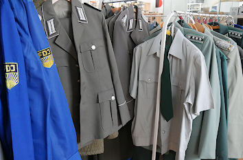 Garderobe FDJ und DDR-Uniformen