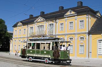 Orangerie mit historischer Straßenbahn