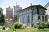 Timler-Pavillon des Botanischen Gartens und Blick zum Pulverturm