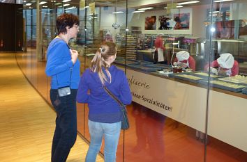 Schau-Confiserie hinter Glas