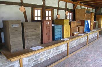 Bienenkästen im Bienenmuseum Weimar