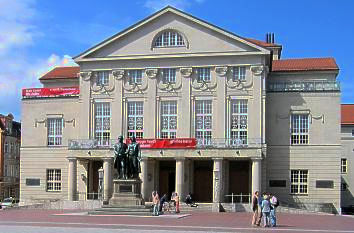 Nationaltheater und Goethe-Schiller-Denkmal Weimar