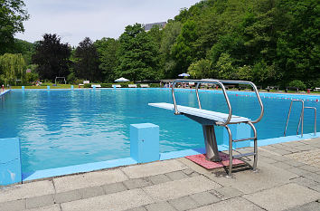 Wasserbecken Freibad Schwarzburg und Blick zum Schloss