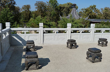 Hocker im Chinesischen Garten Weißensee