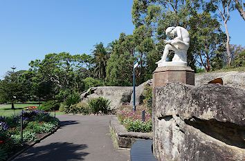 Denkmal und Felsen im botanischer Garten in Sydney