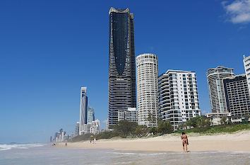 Strand und Wolkenkratzer an der Gold Coast