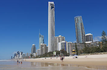 Strand und Wolkenkratzer an der Gold Coast